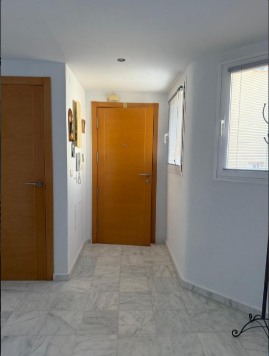 ÁTICO EXCLUSIVO EN LAS ATALAYAS CON VISTAS AL MAR, SOLÁRIUM PRIVADO DE 120 M², GARAJE Y SEGURIDAD 24 HORAS
