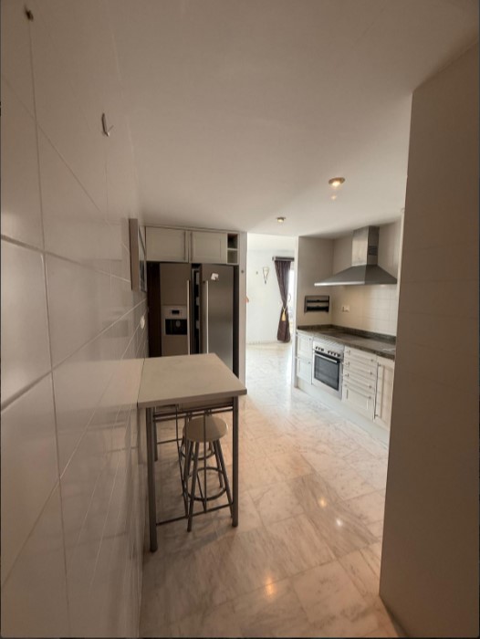 ÁTICO EXCLUSIVO EN LAS ATALAYAS CON VISTAS AL MAR, SOLÁRIUM PRIVADO DE 120 M², GARAJE Y SEGURIDAD 24 HORAS