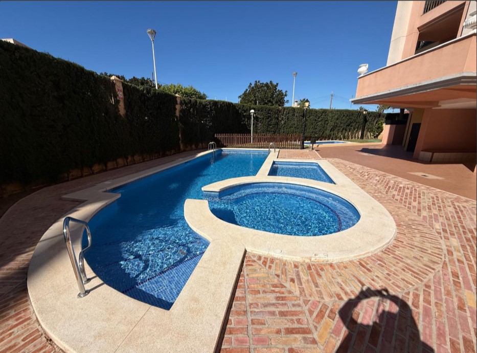 ÁTICO EXCLUSIVO EN LAS ATALAYAS CON VISTAS AL MAR, SOLÁRIUM PRIVADO DE 120 M², GARAJE Y SEGURIDAD 24 HORAS