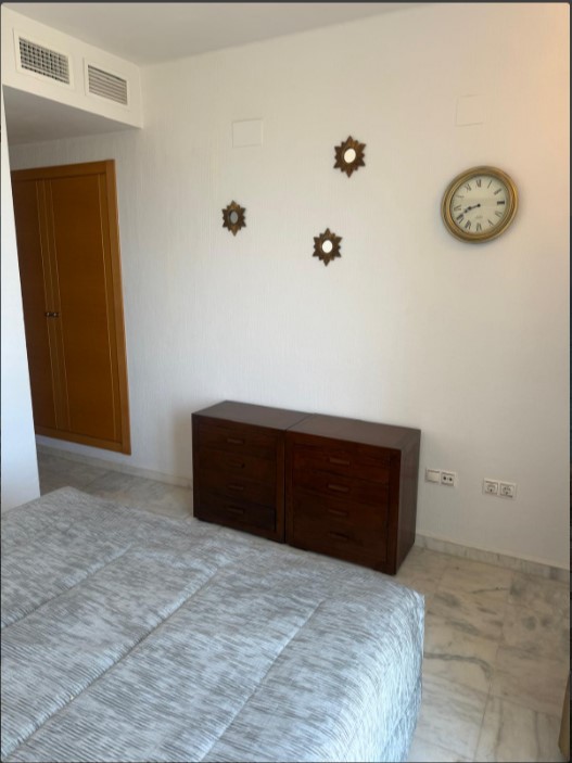 ÁTICO EXCLUSIVO EN LAS ATALAYAS CON VISTAS AL MAR, SOLÁRIUM PRIVADO DE 120 M², GARAJE Y SEGURIDAD 24 HORAS