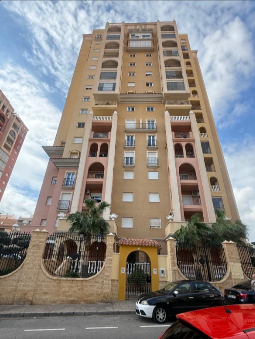 ÁTICO EXCLUSIVO EN LAS ATALAYAS CON VISTAS AL MAR, SOLÁRIUM PRIVADO DE 120 M², GARAJE Y SEGURIDAD 24 HORAS