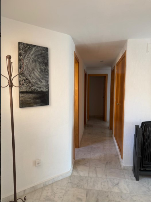 ÁTICO EXCLUSIVO EN LAS ATALAYAS CON VISTAS AL MAR, SOLÁRIUM PRIVADO DE 120 M², GARAJE Y SEGURIDAD 24 HORAS
