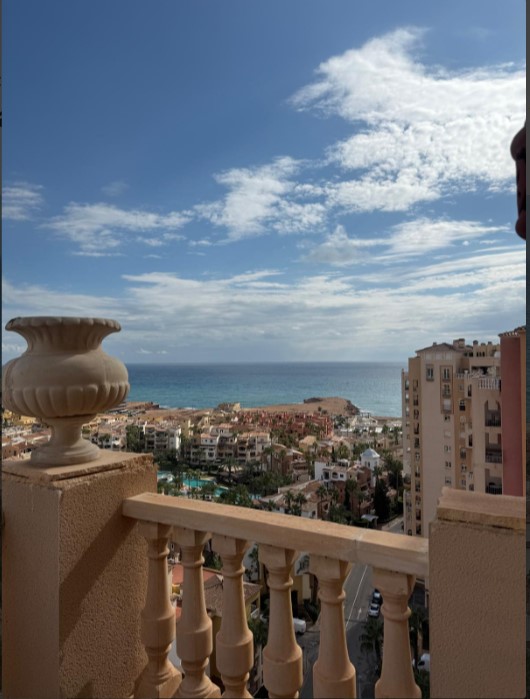 ÁTICO EXCLUSIVO EN LAS ATALAYAS CON VISTAS AL MAR, SOLÁRIUM PRIVADO DE 120 M², GARAJE Y SEGURIDAD 24 HORAS