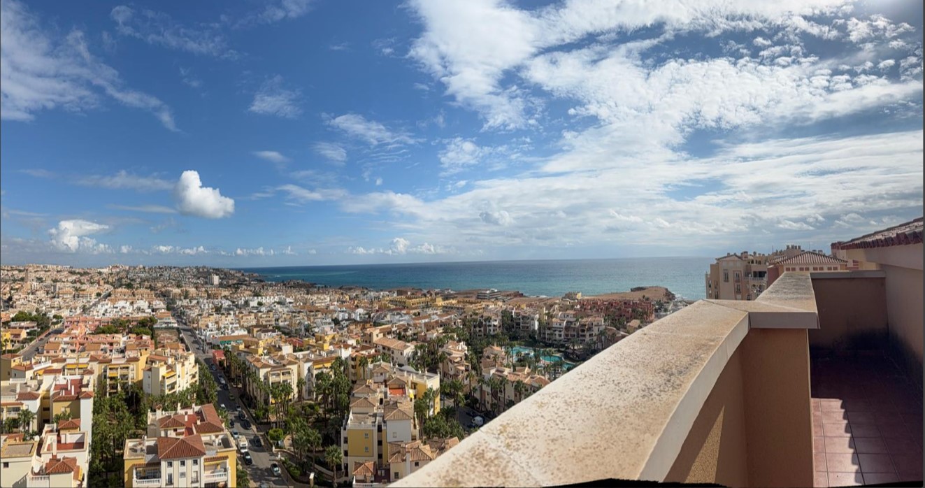 ÁTICO EXCLUSIVO EN LAS ATALAYAS CON VISTAS AL MAR, SOLÁRIUM PRIVADO DE 120 M², GARAJE Y SEGURIDAD 24 HORAS