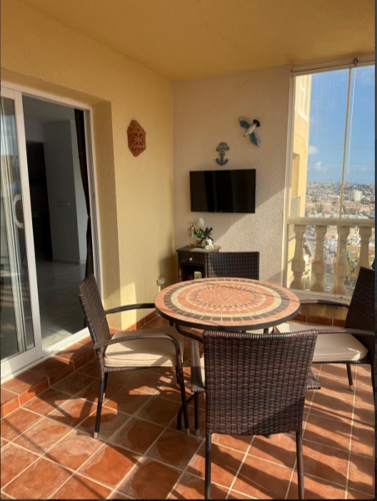 ÁTICO EXCLUSIVO EN LAS ATALAYAS CON VISTAS AL MAR, SOLÁRIUM PRIVADO DE 120 M², GARAJE Y SEGURIDAD 24 HORAS