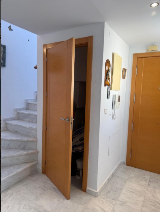ÁTICO EXCLUSIVO EN LAS ATALAYAS CON VISTAS AL MAR, SOLÁRIUM PRIVADO DE 120 M², GARAJE Y SEGURIDAD 24 HORAS