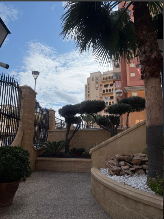ÁTICO EXCLUSIVO EN LAS ATALAYAS CON VISTAS AL MAR, SOLÁRIUM PRIVADO DE 120 M², GARAJE Y SEGURIDAD 24 HORAS