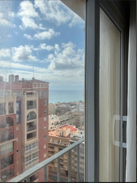 ÁTICO EXCLUSIVO EN LAS ATALAYAS CON VISTAS AL MAR, SOLÁRIUM PRIVADO DE 120 M², GARAJE Y SEGURIDAD 24 HORAS