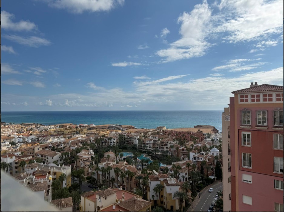 ÁTICO EXCLUSIVO EN LAS ATALAYAS CON VISTAS AL MAR, SOLÁRIUM PRIVADO DE 120 M², GARAJE Y SEGURIDAD 24 HORAS