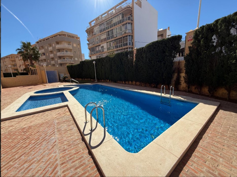 ÁTICO EXCLUSIVO EN LAS ATALAYAS CON VISTAS AL MAR, SOLÁRIUM PRIVADO DE 120 M², GARAJE Y SEGURIDAD 24 HORAS