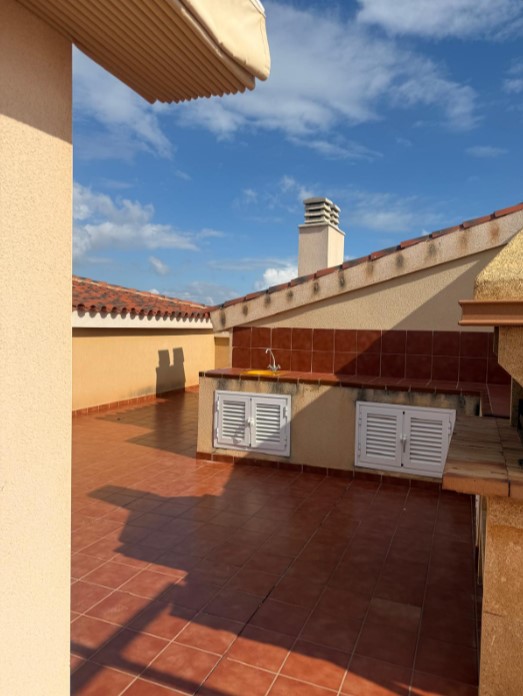 ÁTICO EXCLUSIVO EN LAS ATALAYAS CON VISTAS AL MAR, SOLÁRIUM PRIVADO DE 120 M², GARAJE Y SEGURIDAD 24 HORAS