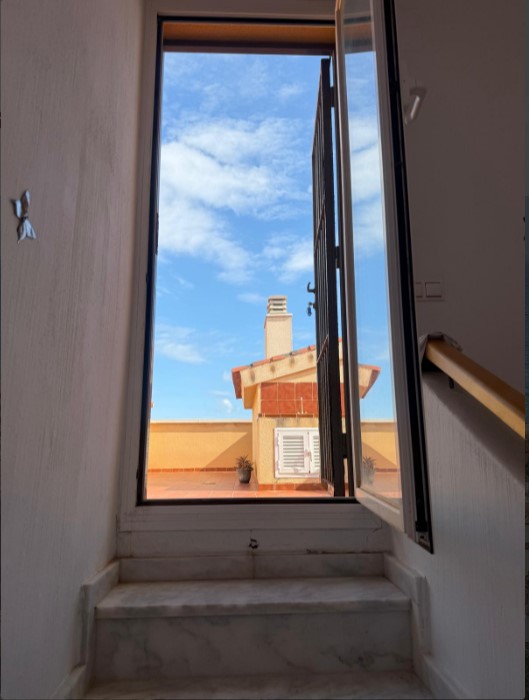 ÁTICO EXCLUSIVO EN LAS ATALAYAS CON VISTAS AL MAR, SOLÁRIUM PRIVADO DE 120 M², GARAJE Y SEGURIDAD 24 HORAS
