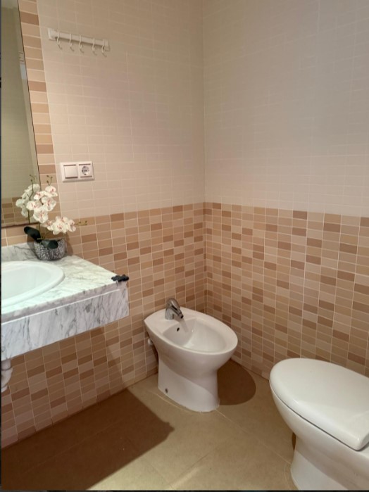 ÁTICO EXCLUSIVO EN LAS ATALAYAS CON VISTAS AL MAR, SOLÁRIUM PRIVADO DE 120 M², GARAJE Y SEGURIDAD 24 HORAS