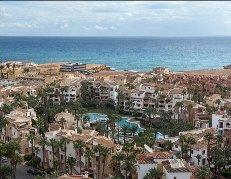 ÁTICO EXCLUSIVO EN LAS ATALAYAS CON VISTAS AL MAR, SOLÁRIUM PRIVADO DE 120 M², GARAJE Y SEGURIDAD 24 HORAS