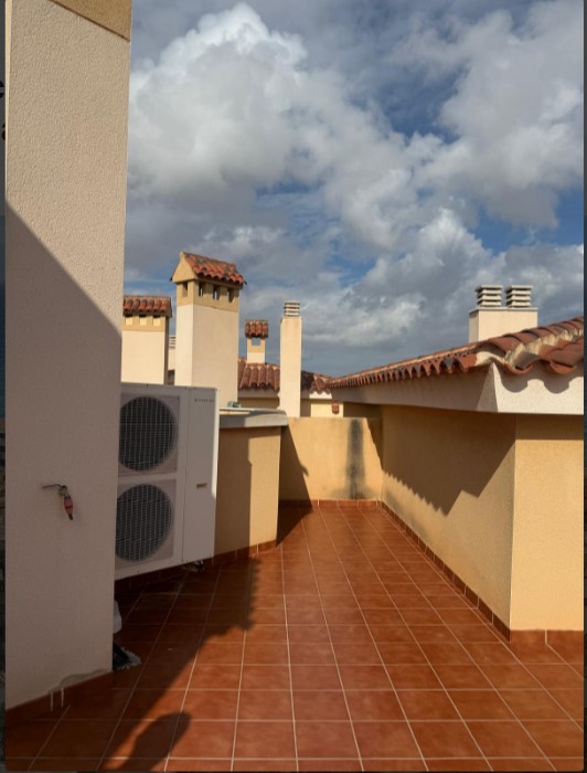 ÁTICO EXCLUSIVO EN LAS ATALAYAS CON VISTAS AL MAR, SOLÁRIUM PRIVADO DE 120 M², GARAJE Y SEGURIDAD 24 HORAS