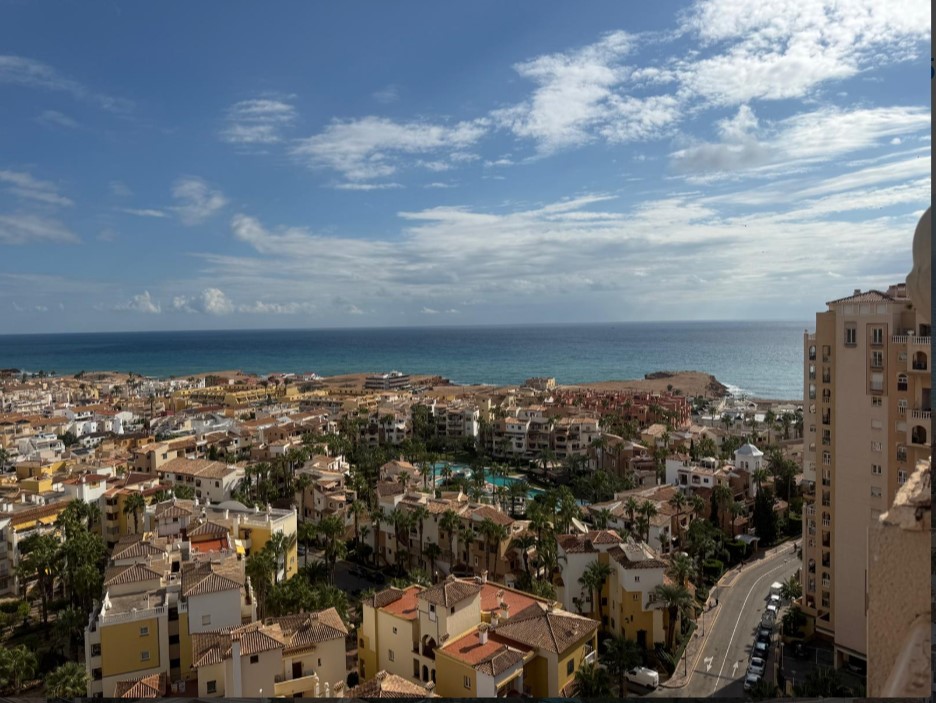 ÁTICO EXCLUSIVO EN LAS ATALAYAS CON VISTAS AL MAR, SOLÁRIUM PRIVADO DE 120 M², GARAJE Y SEGURIDAD 24 HORAS