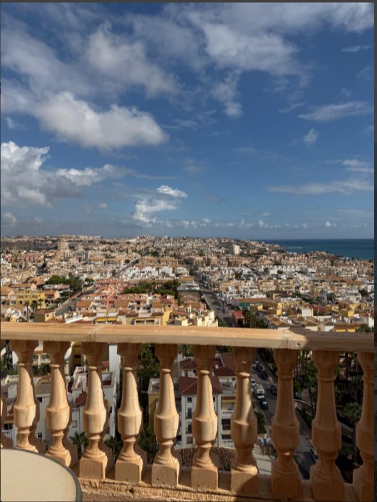 ÁTICO EXCLUSIVO EN LAS ATALAYAS CON VISTAS AL MAR, SOLÁRIUM PRIVADO DE 120 M², GARAJE Y SEGURIDAD 24 HORAS