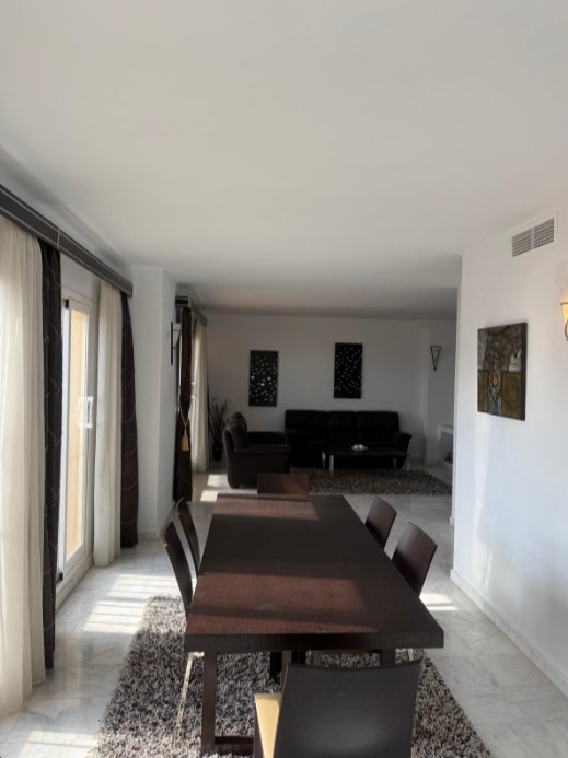 ÁTICO EXCLUSIVO EN LAS ATALAYAS CON VISTAS AL MAR, SOLÁRIUM PRIVADO DE 120 M², GARAJE Y SEGURIDAD 24 HORAS