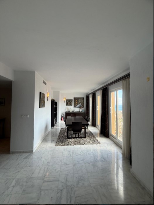 ÁTICO EXCLUSIVO EN LAS ATALAYAS CON VISTAS AL MAR, SOLÁRIUM PRIVADO DE 120 M², GARAJE Y SEGURIDAD 24 HORAS