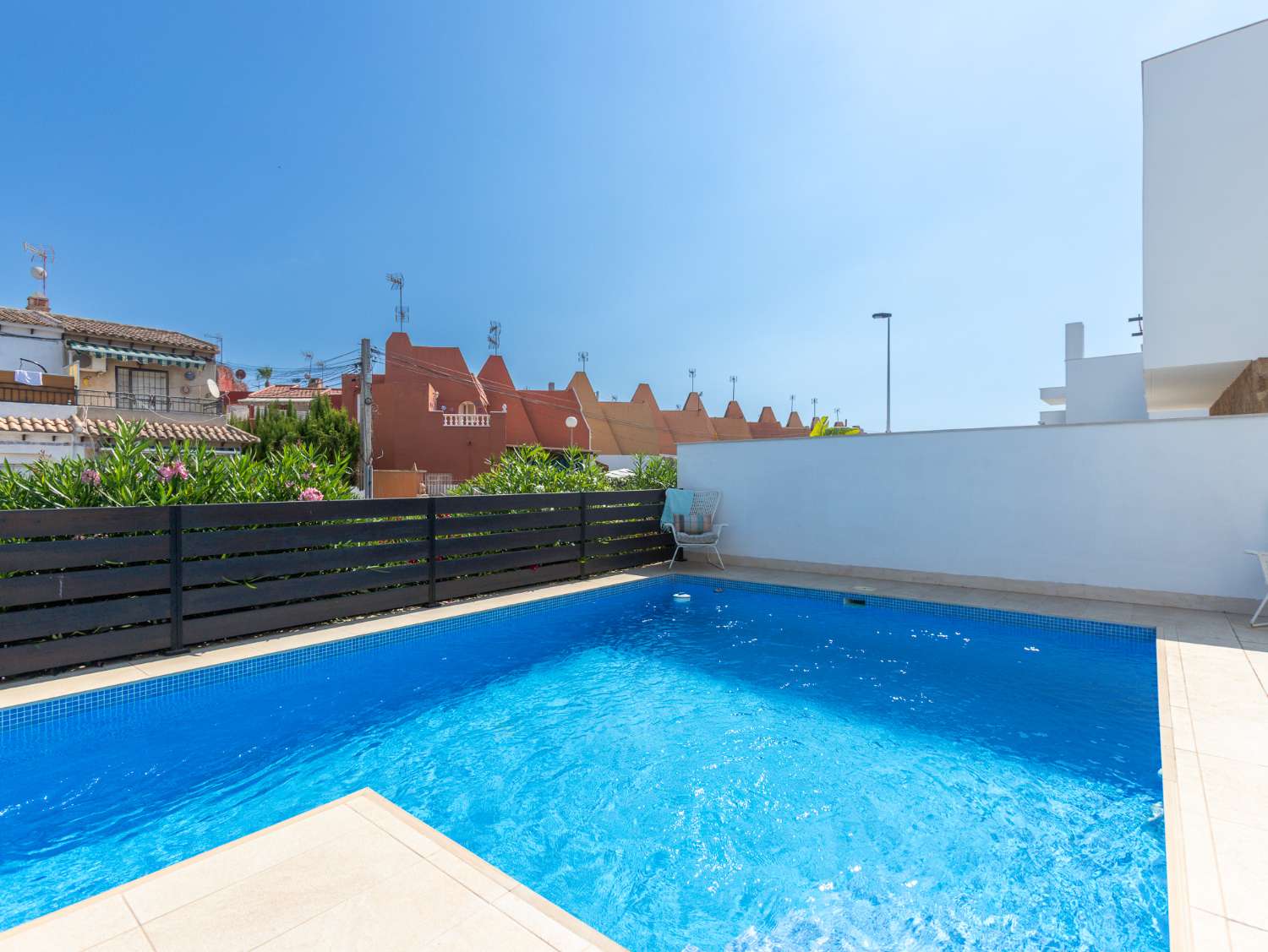 EXCLUSIVO ADOSADO CON PISCINA PRIVADA, SOLÁRIUM, 5 DORMITORIOS Y APARCAMIENTO EN AGUAS NUEVAS, A 1 KM DE LA PLAYA