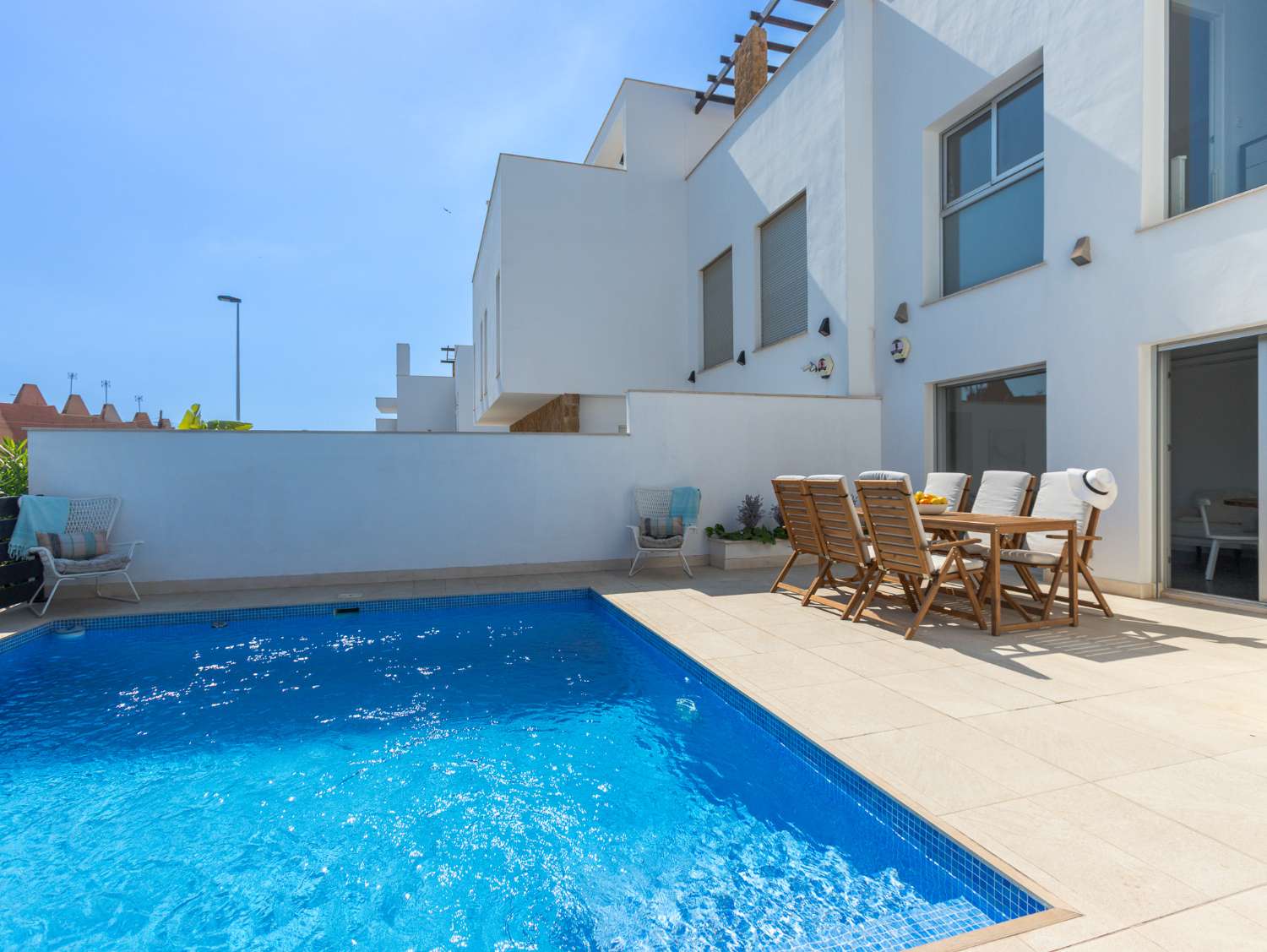 EXCLUSIVO ADOSADO CON PISCINA PRIVADA, SOLÁRIUM, 5 DORMITORIOS Y APARCAMIENTO EN AGUAS NUEVAS, A 1 KM DE LA PLAYA