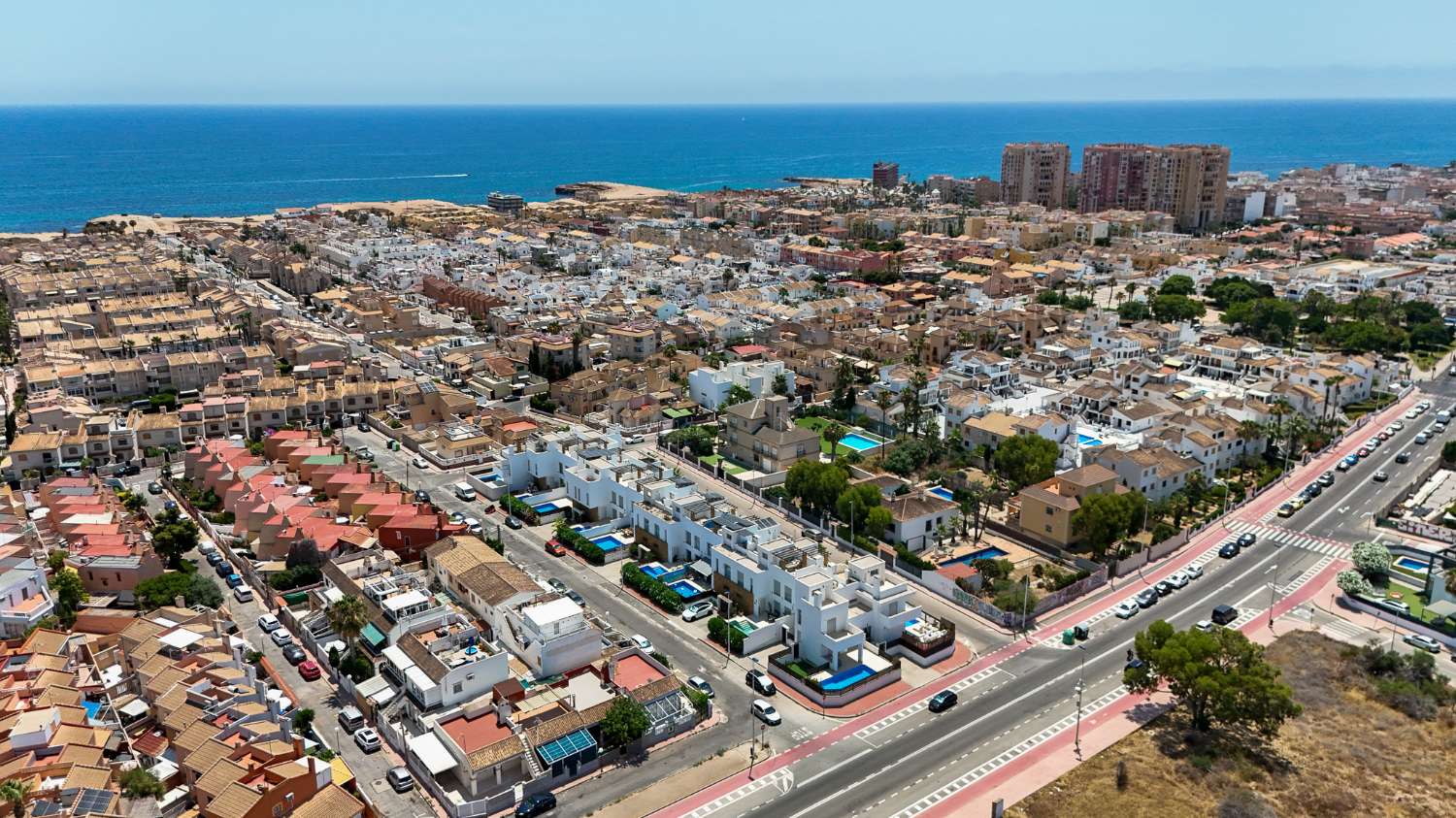 EXCLUSIVO ADOSADO CON PISCINA PRIVADA, SOLÁRIUM, 5 DORMITORIOS Y APARCAMIENTO EN AGUAS NUEVAS, A 1 KM DE LA PLAYA
