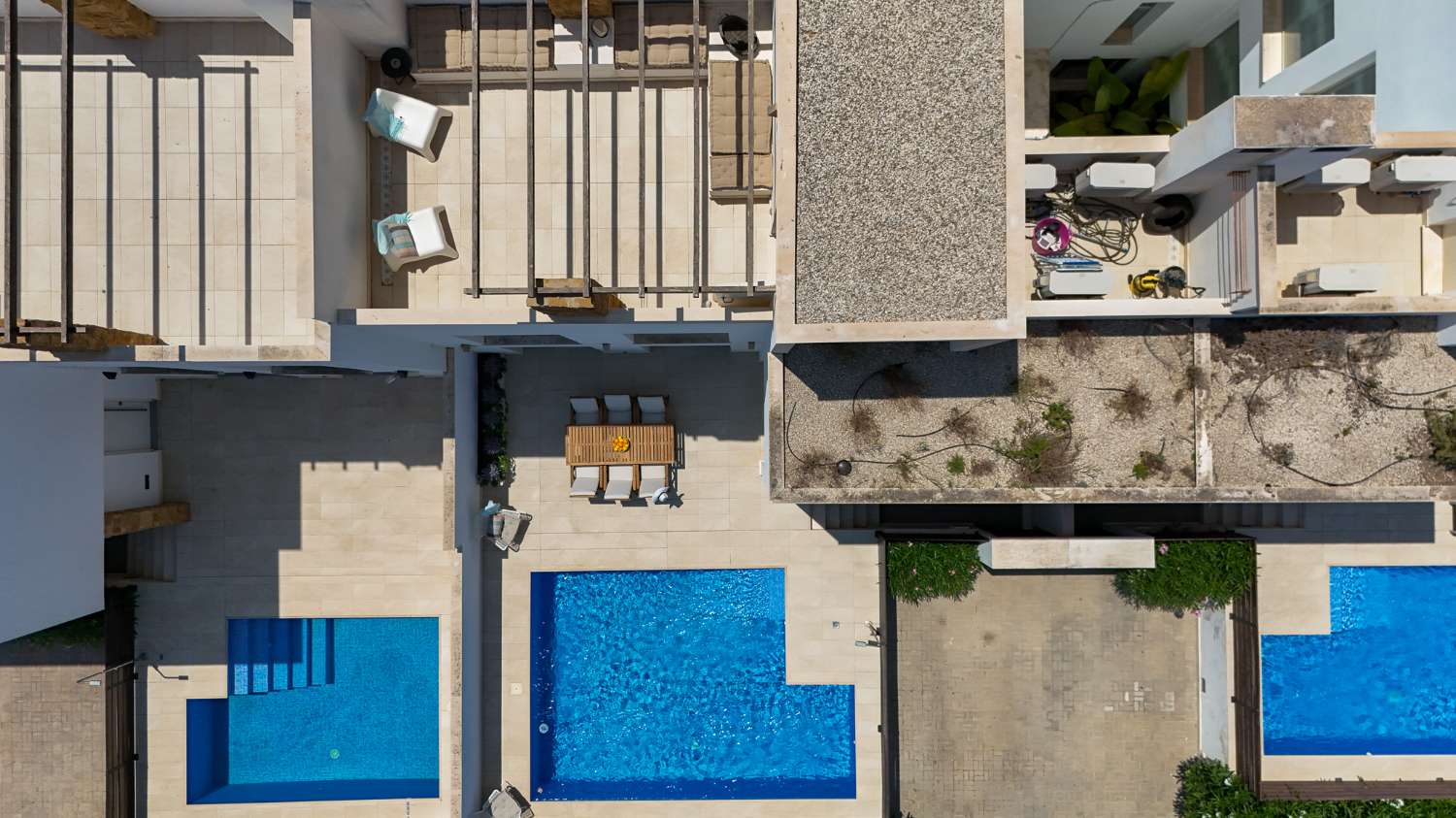 EXCLUSIVO ADOSADO CON PISCINA PRIVADA, SOLÁRIUM, 5 DORMITORIOS Y APARCAMIENTO EN AGUAS NUEVAS, A 1 KM DE LA PLAYA