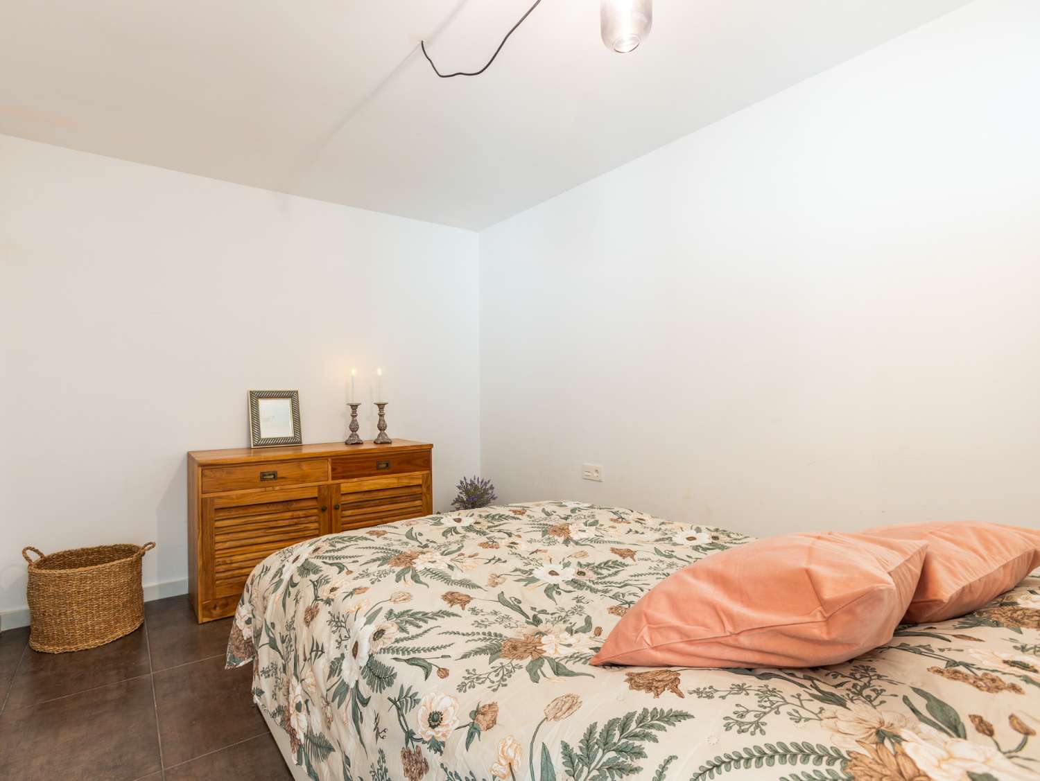 EXCLUSIVO ADOSADO CON PISCINA PRIVADA, SOLÁRIUM, 5 DORMITORIOS Y APARCAMIENTO EN AGUAS NUEVAS, A 1 KM DE LA PLAYA