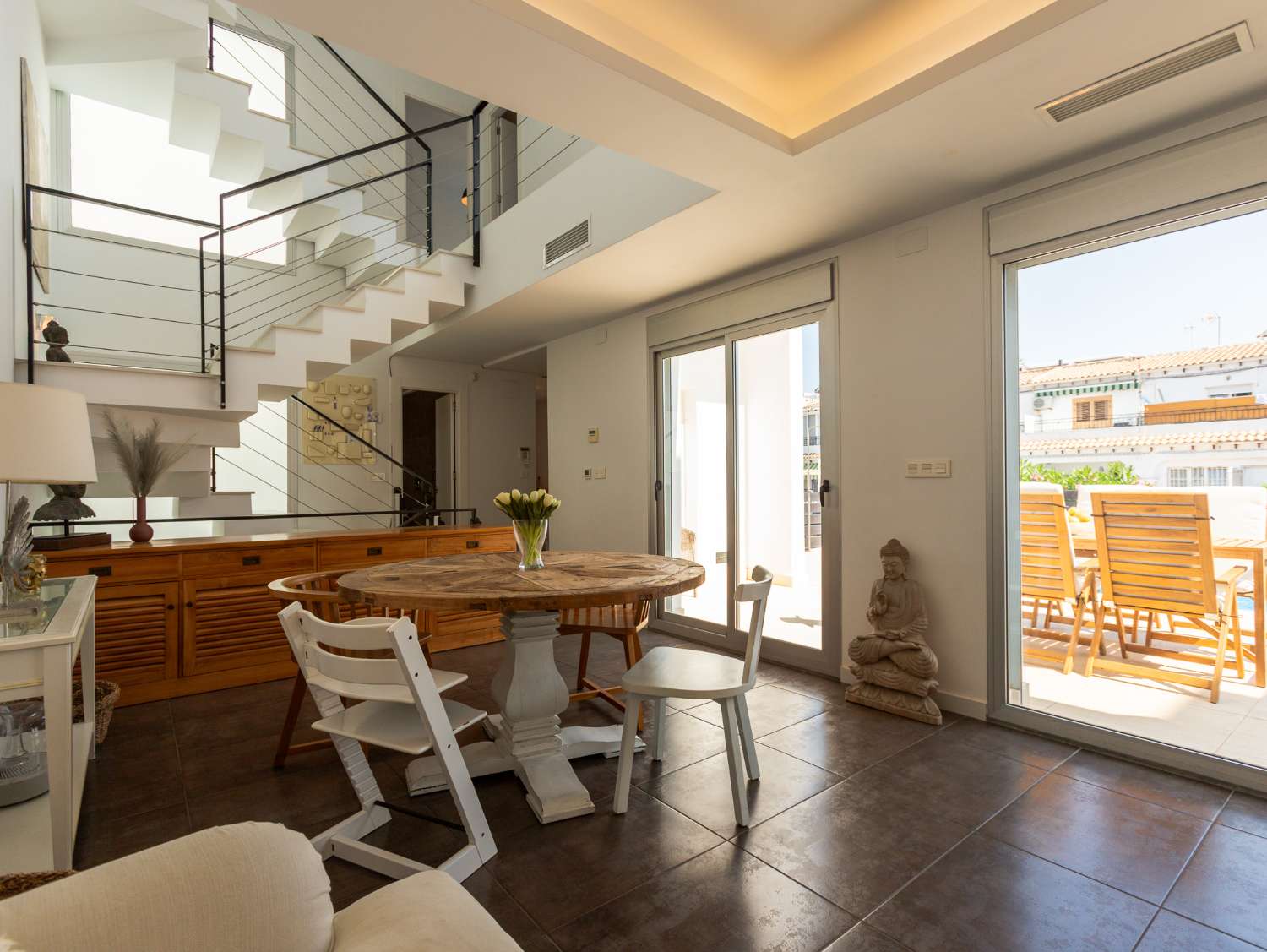 EXCLUSIVO ADOSADO CON PISCINA PRIVADA, SOLÁRIUM, 5 DORMITORIOS Y APARCAMIENTO EN AGUAS NUEVAS, A 1 KM DE LA PLAYA