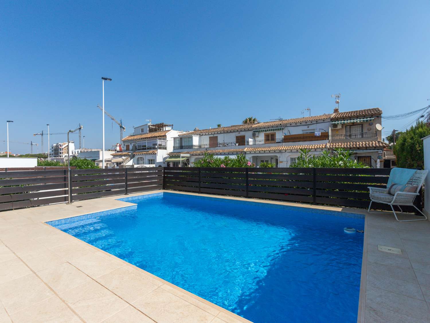 EXCLUSIVO ADOSADO CON PISCINA PRIVADA, SOLÁRIUM, 5 DORMITORIOS Y APARCAMIENTO EN AGUAS NUEVAS, A 1 KM DE LA PLAYA
