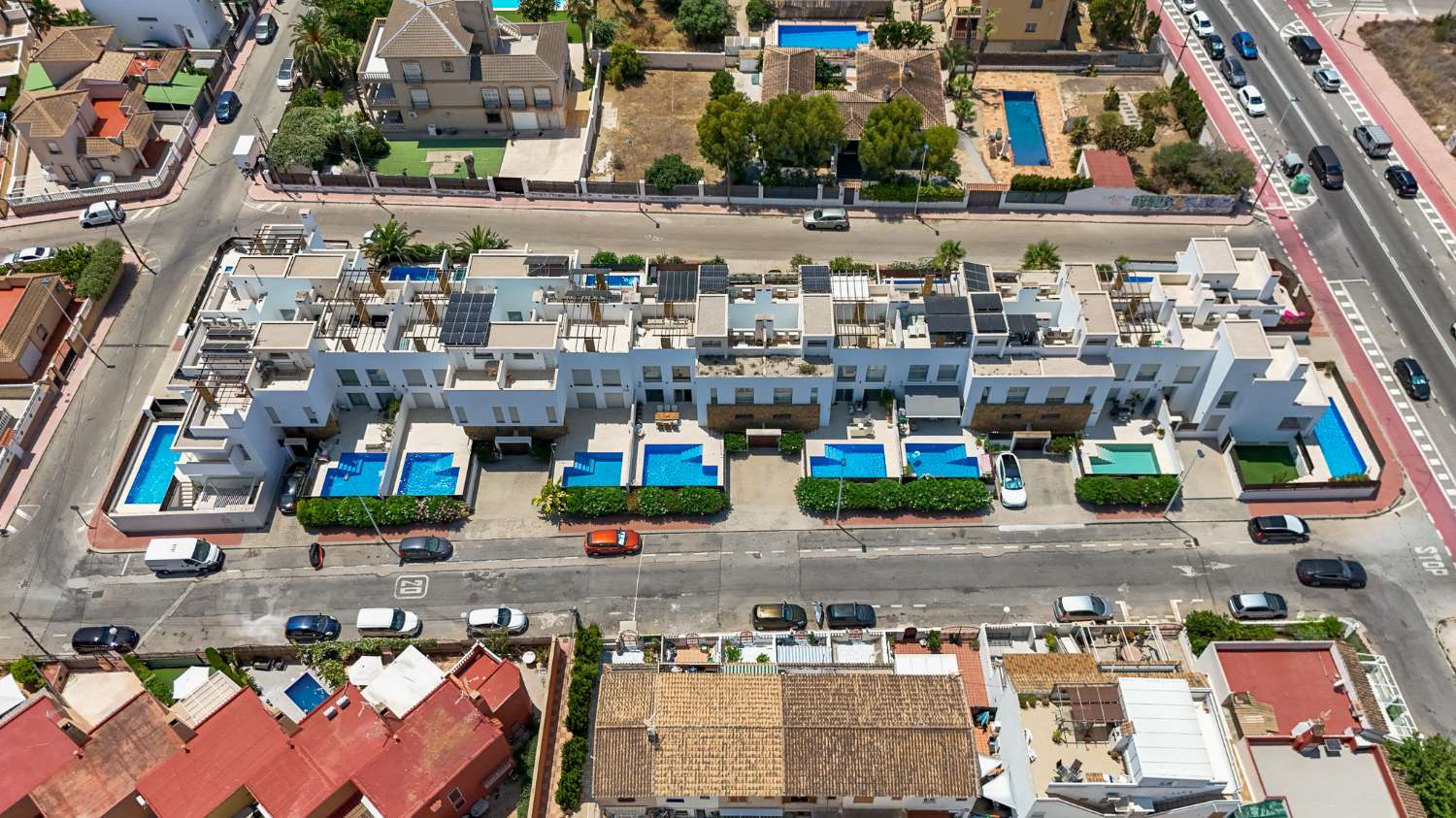 EXCLUSIVO ADOSADO CON PISCINA PRIVADA, SOLÁRIUM, 5 DORMITORIOS Y APARCAMIENTO EN AGUAS NUEVAS, A 1 KM DE LA PLAYA