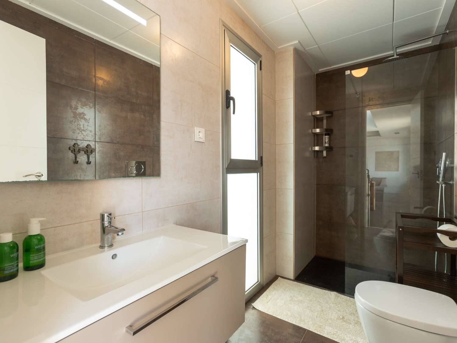EXCLUSIVO ADOSADO CON PISCINA PRIVADA, SOLÁRIUM, 5 DORMITORIOS Y APARCAMIENTO EN AGUAS NUEVAS, A 1 KM DE LA PLAYA