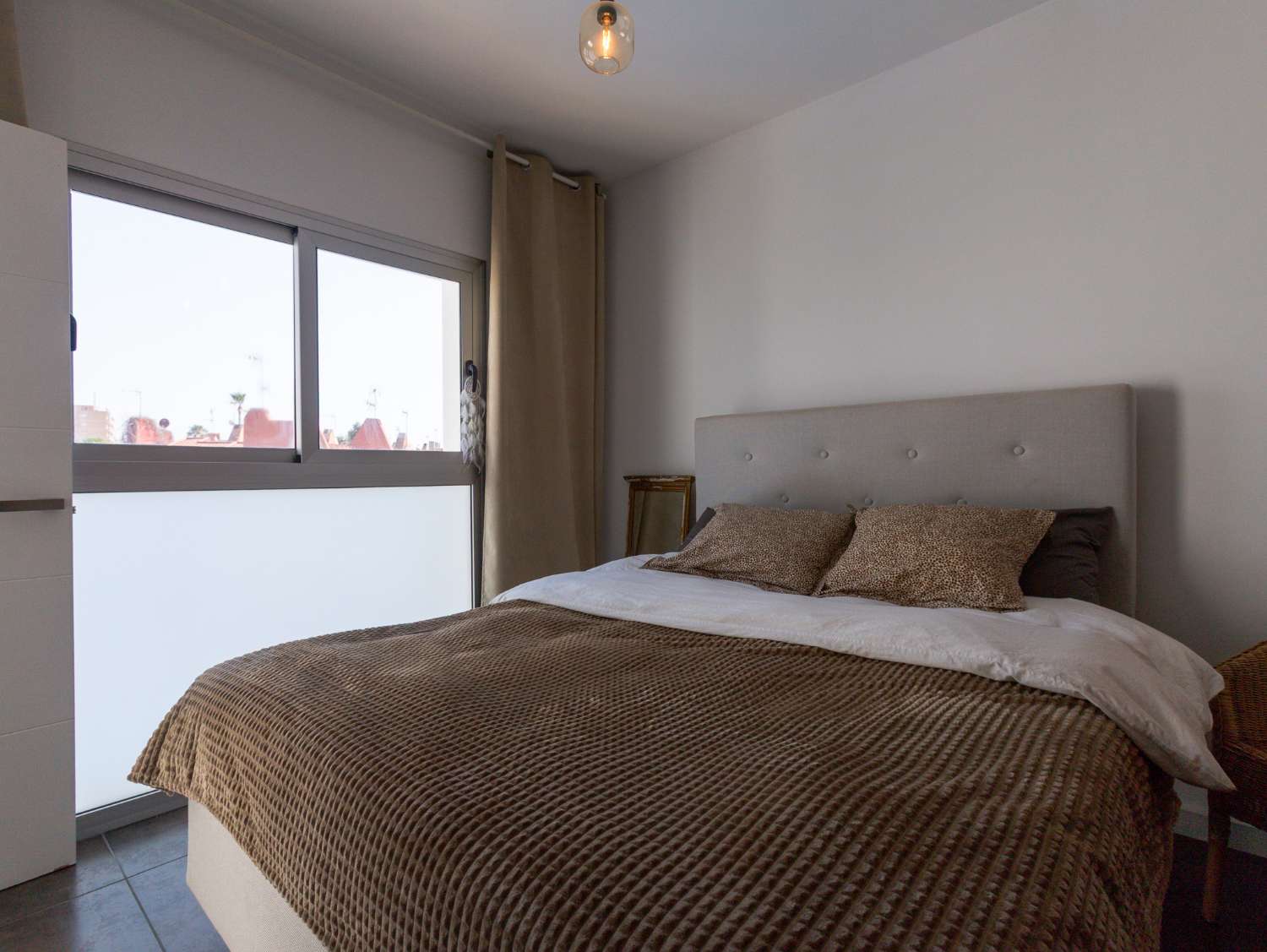 EXCLUSIVO ADOSADO CON PISCINA PRIVADA, SOLÁRIUM, 5 DORMITORIOS Y APARCAMIENTO EN AGUAS NUEVAS, A 1 KM DE LA PLAYA