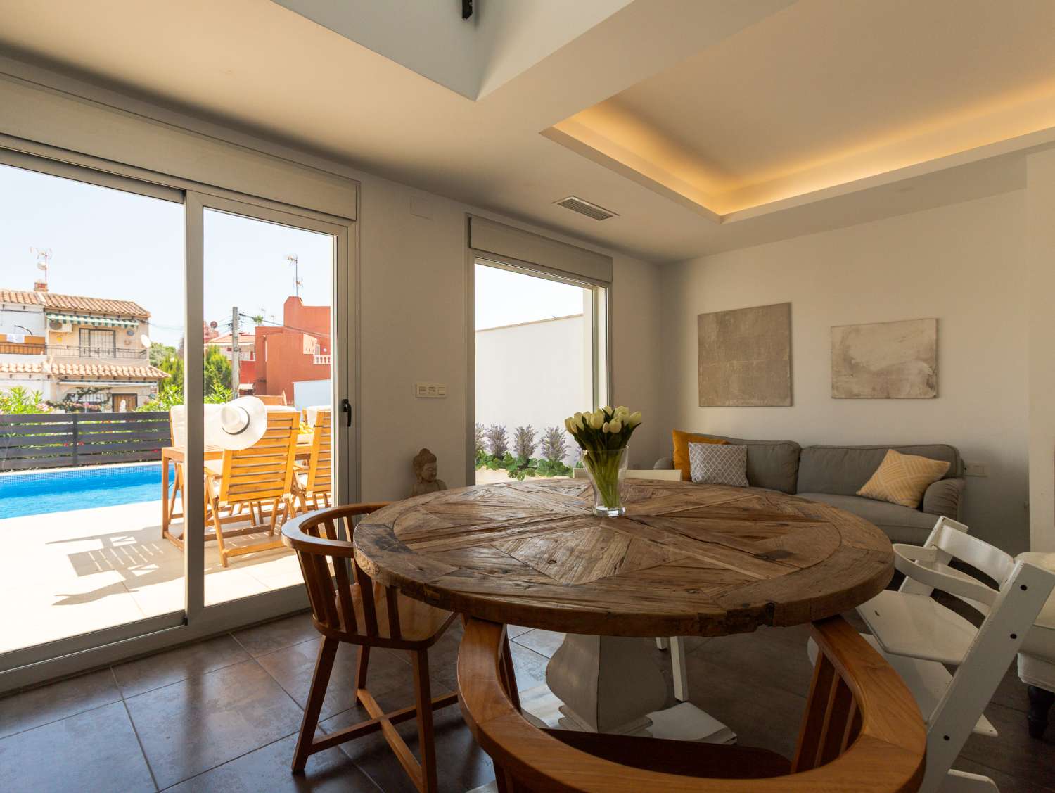 EXCLUSIVO ADOSADO CON PISCINA PRIVADA, SOLÁRIUM, 5 DORMITORIOS Y APARCAMIENTO EN AGUAS NUEVAS, A 1 KM DE LA PLAYA