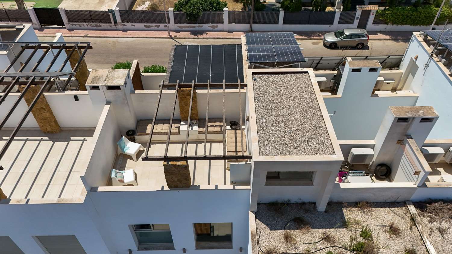 EXCLUSIVO ADOSADO CON PISCINA PRIVADA, SOLÁRIUM, 5 DORMITORIOS Y APARCAMIENTO EN AGUAS NUEVAS, A 1 KM DE LA PLAYA