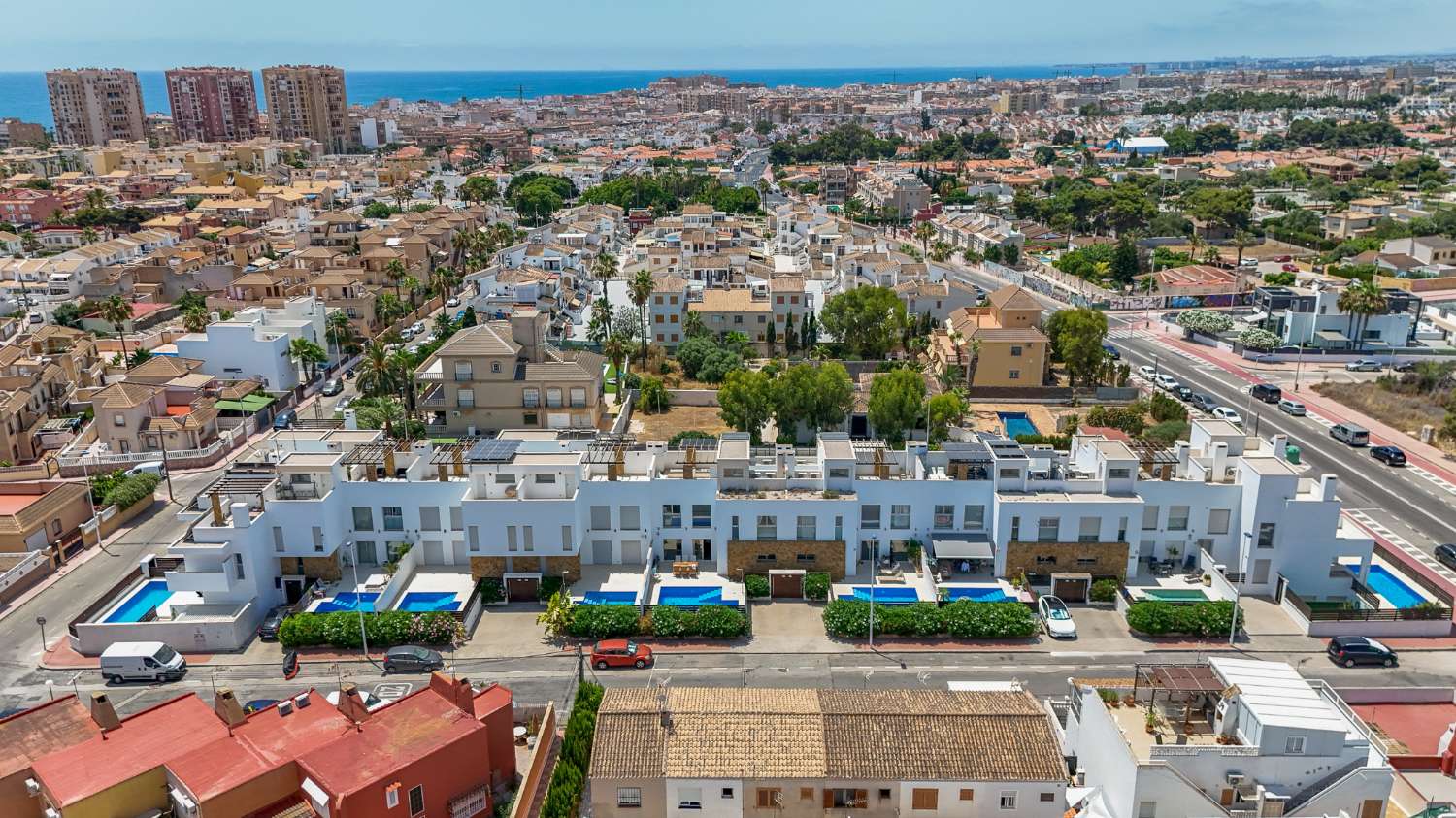 EXCLUSIVO ADOSADO CON PISCINA PRIVADA, SOLÁRIUM, 5 DORMITORIOS Y APARCAMIENTO EN AGUAS NUEVAS, A 1 KM DE LA PLAYA