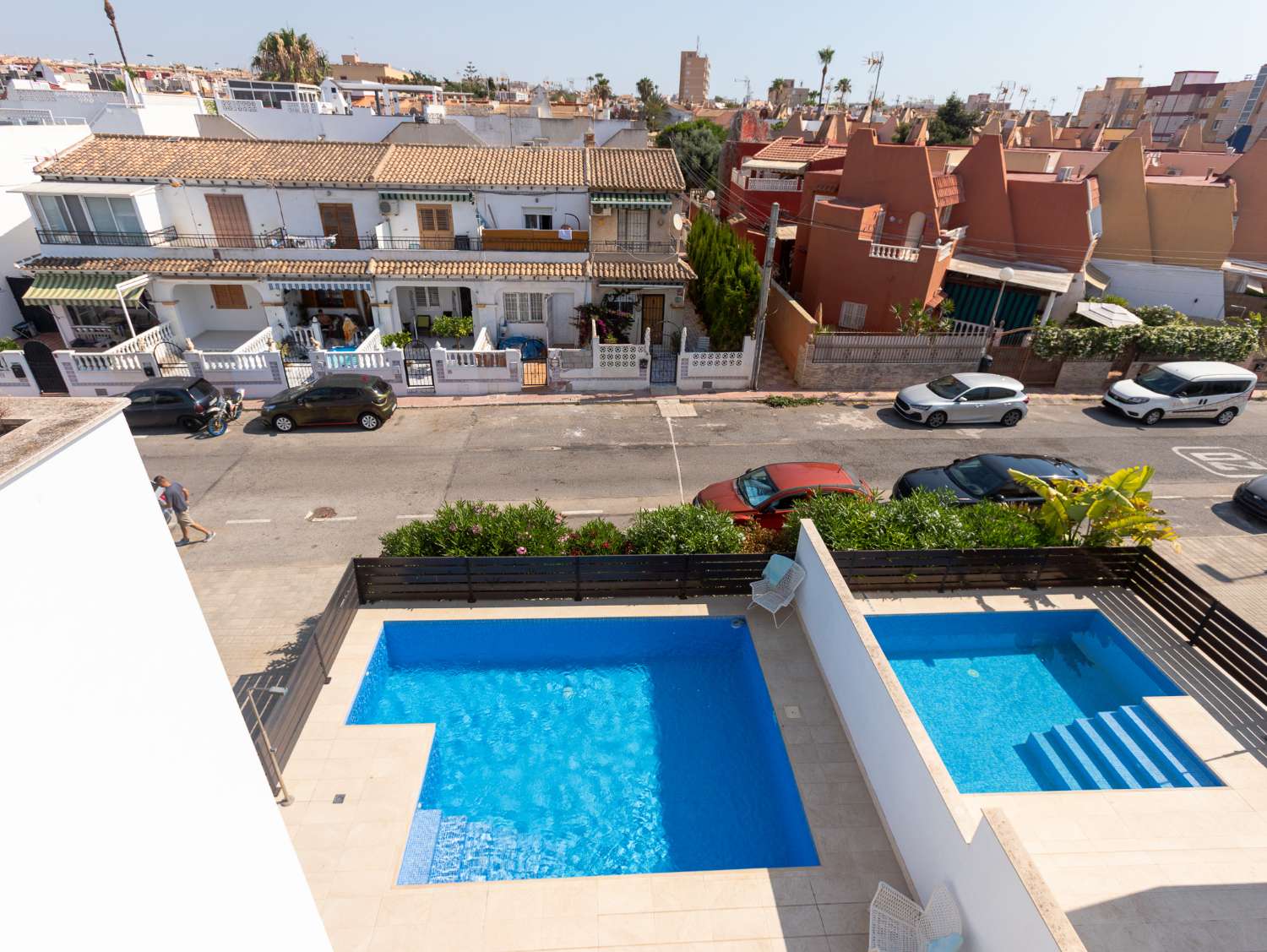 EXCLUSIVO ADOSADO CON PISCINA PRIVADA, SOLÁRIUM, 5 DORMITORIOS Y APARCAMIENTO EN AGUAS NUEVAS, A 1 KM DE LA PLAYA