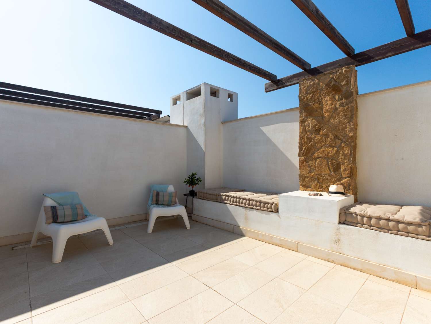 EXCLUSIVO ADOSADO CON PISCINA PRIVADA, SOLÁRIUM, 5 DORMITORIOS Y APARCAMIENTO EN AGUAS NUEVAS, A 1 KM DE LA PLAYA