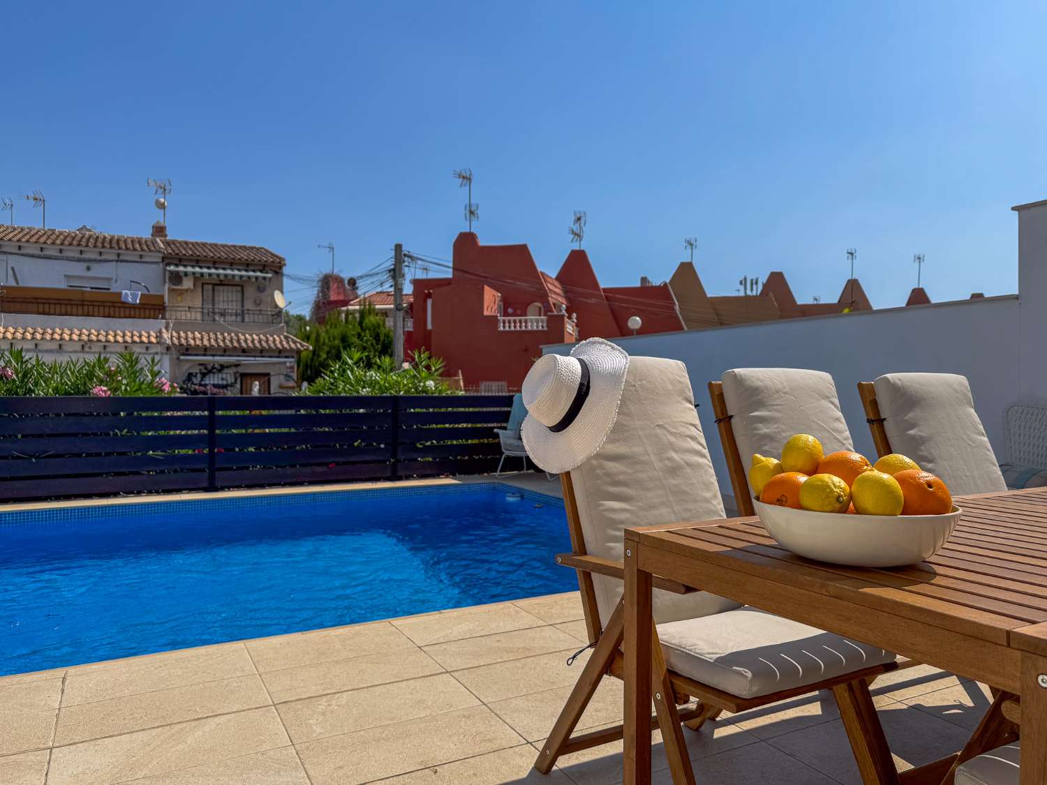EXCLUSIVO ADOSADO CON PISCINA PRIVADA, SOLÁRIUM, 5 DORMITORIOS Y APARCAMIENTO EN AGUAS NUEVAS, A 1 KM DE LA PLAYA