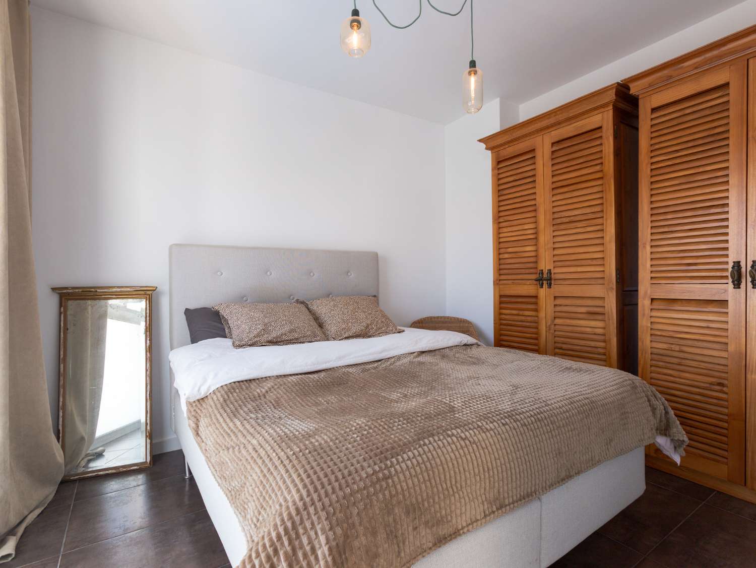 EXCLUSIVO ADOSADO CON PISCINA PRIVADA, SOLÁRIUM, 5 DORMITORIOS Y APARCAMIENTO EN AGUAS NUEVAS, A 1 KM DE LA PLAYA