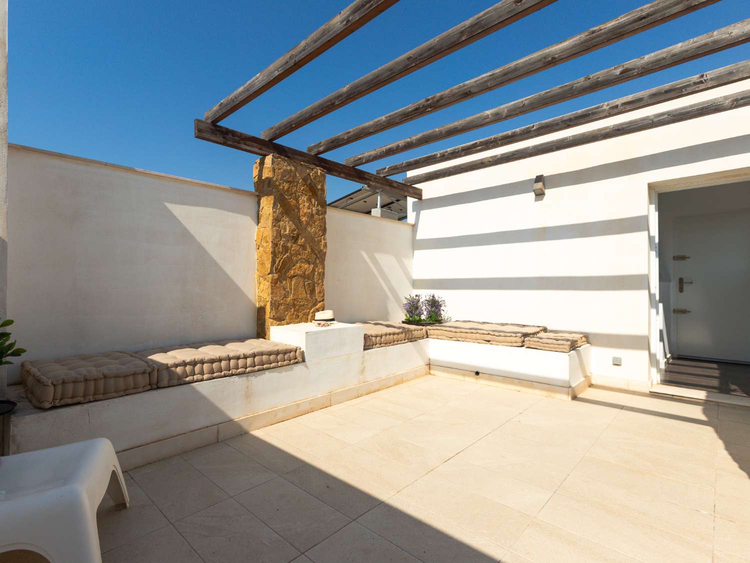 EXCLUSIVO ADOSADO CON PISCINA PRIVADA, SOLÁRIUM, 5 DORMITORIOS Y APARCAMIENTO EN AGUAS NUEVAS, A 1 KM DE LA PLAYA