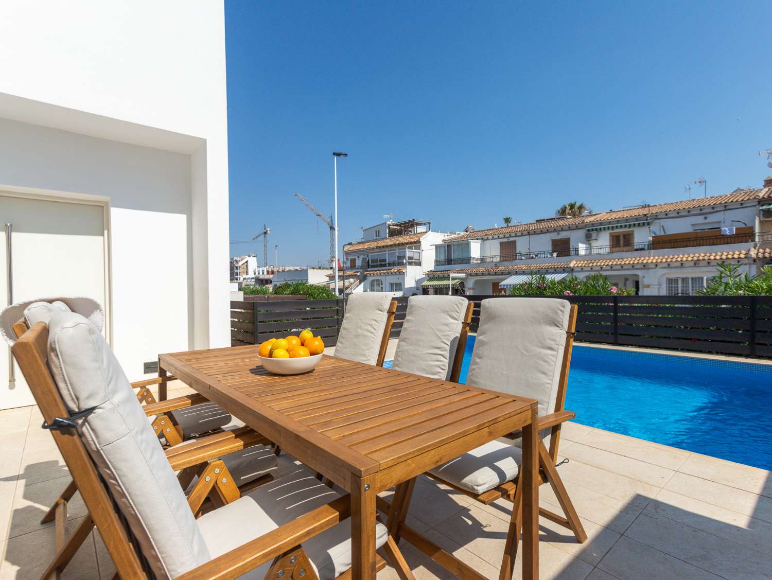 EXCLUSIVO ADOSADO CON PISCINA PRIVADA, SOLÁRIUM, 5 DORMITORIOS Y APARCAMIENTO EN AGUAS NUEVAS, A 1 KM DE LA PLAYA