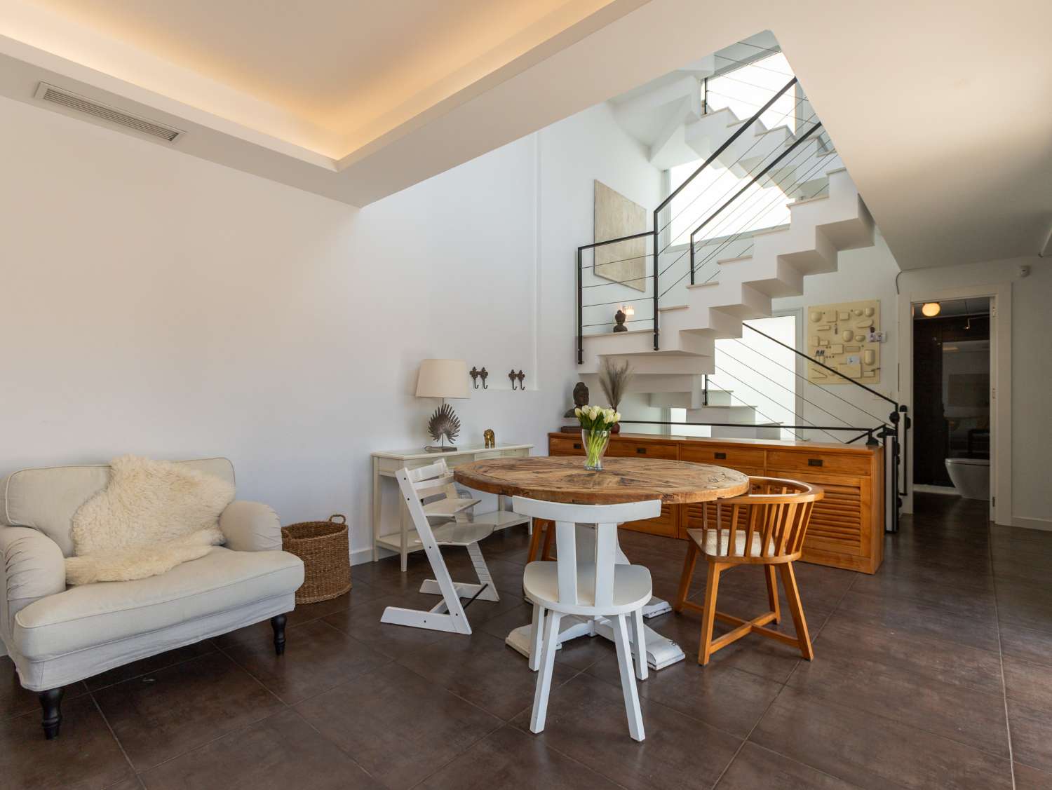 EXCLUSIVO ADOSADO CON PISCINA PRIVADA, SOLÁRIUM, 5 DORMITORIOS Y APARCAMIENTO EN AGUAS NUEVAS, A 1 KM DE LA PLAYA