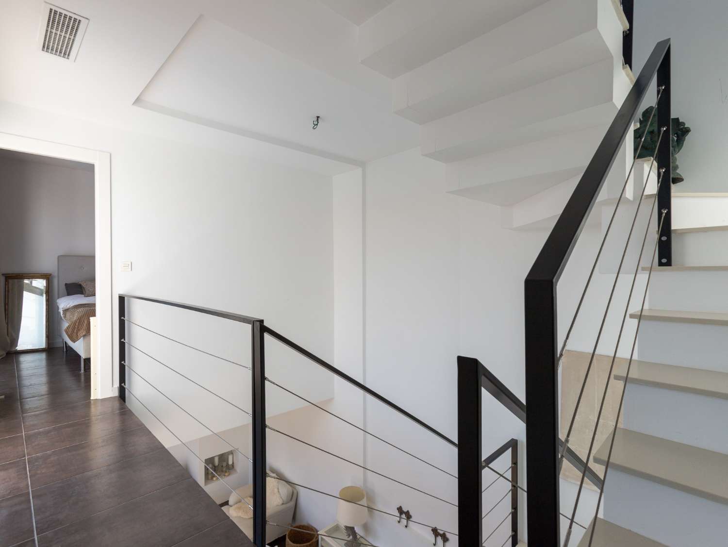 EXCLUSIVO ADOSADO CON PISCINA PRIVADA, SOLÁRIUM, 5 DORMITORIOS Y APARCAMIENTO EN AGUAS NUEVAS, A 1 KM DE LA PLAYA