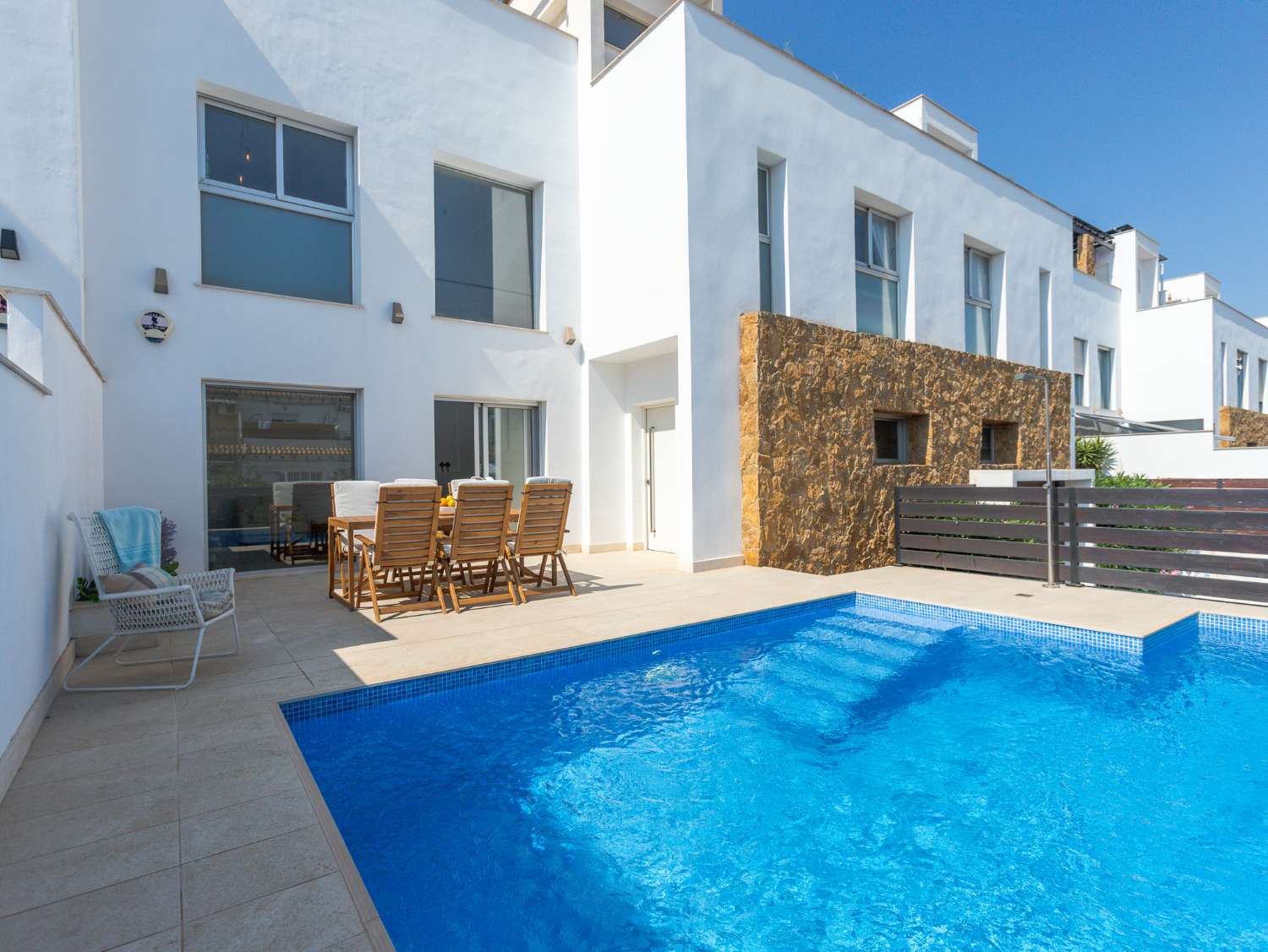 EXCLUSIVO ADOSADO CON PISCINA PRIVADA, SOLÁRIUM, 5 DORMITORIOS Y APARCAMIENTO EN AGUAS NUEVAS, A 1 KM DE LA PLAYA