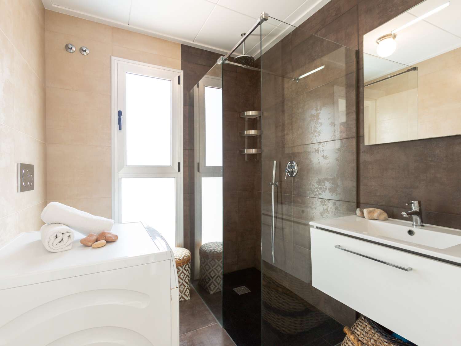 EXCLUSIVO ADOSADO CON PISCINA PRIVADA, SOLÁRIUM, 5 DORMITORIOS Y APARCAMIENTO EN AGUAS NUEVAS, A 1 KM DE LA PLAYA