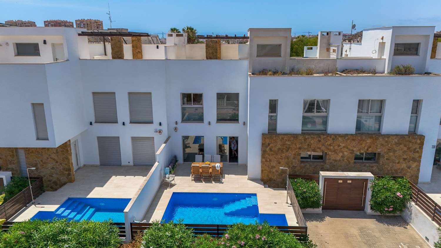 EXCLUSIVO ADOSADO CON PISCINA PRIVADA, SOLÁRIUM, 5 DORMITORIOS Y APARCAMIENTO EN AGUAS NUEVAS, A 1 KM DE LA PLAYA