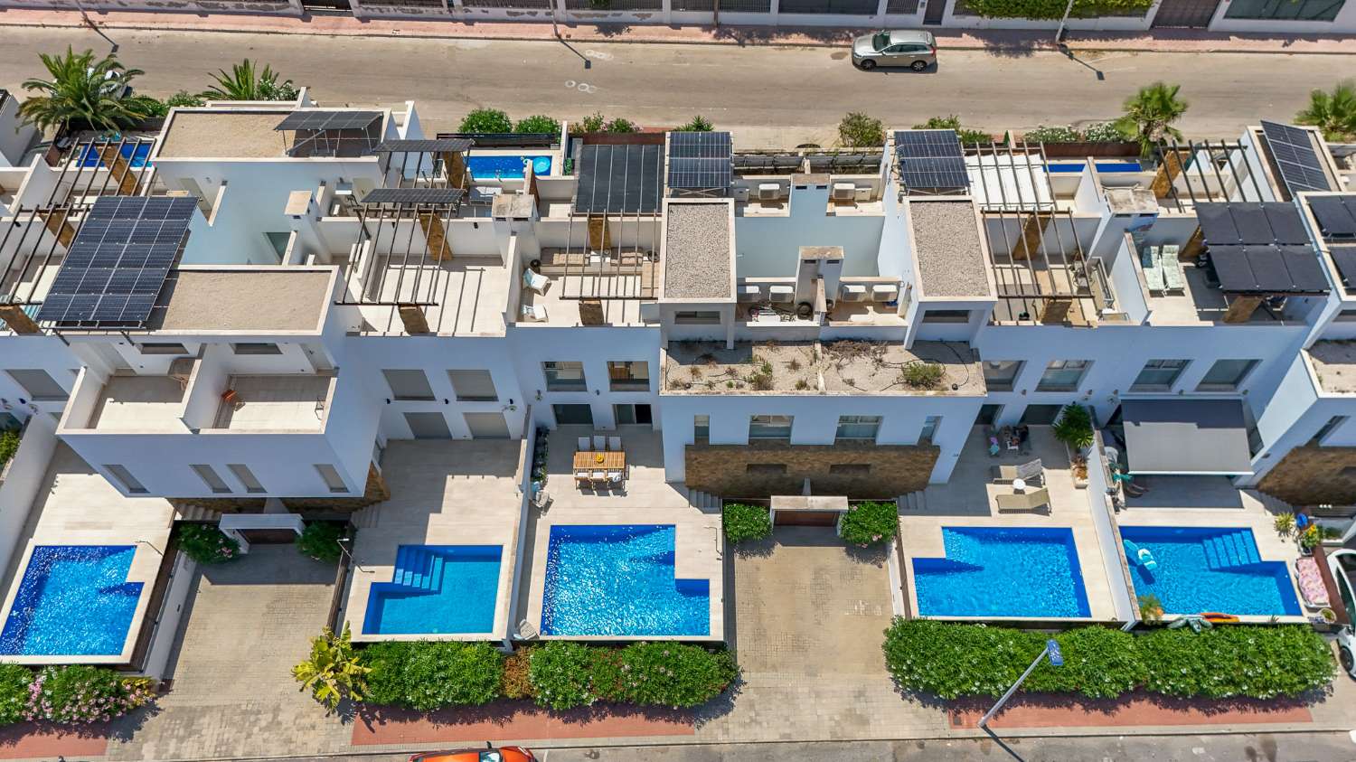 EXCLUSIVO ADOSADO CON PISCINA PRIVADA, SOLÁRIUM, 5 DORMITORIOS Y APARCAMIENTO EN AGUAS NUEVAS, A 1 KM DE LA PLAYA