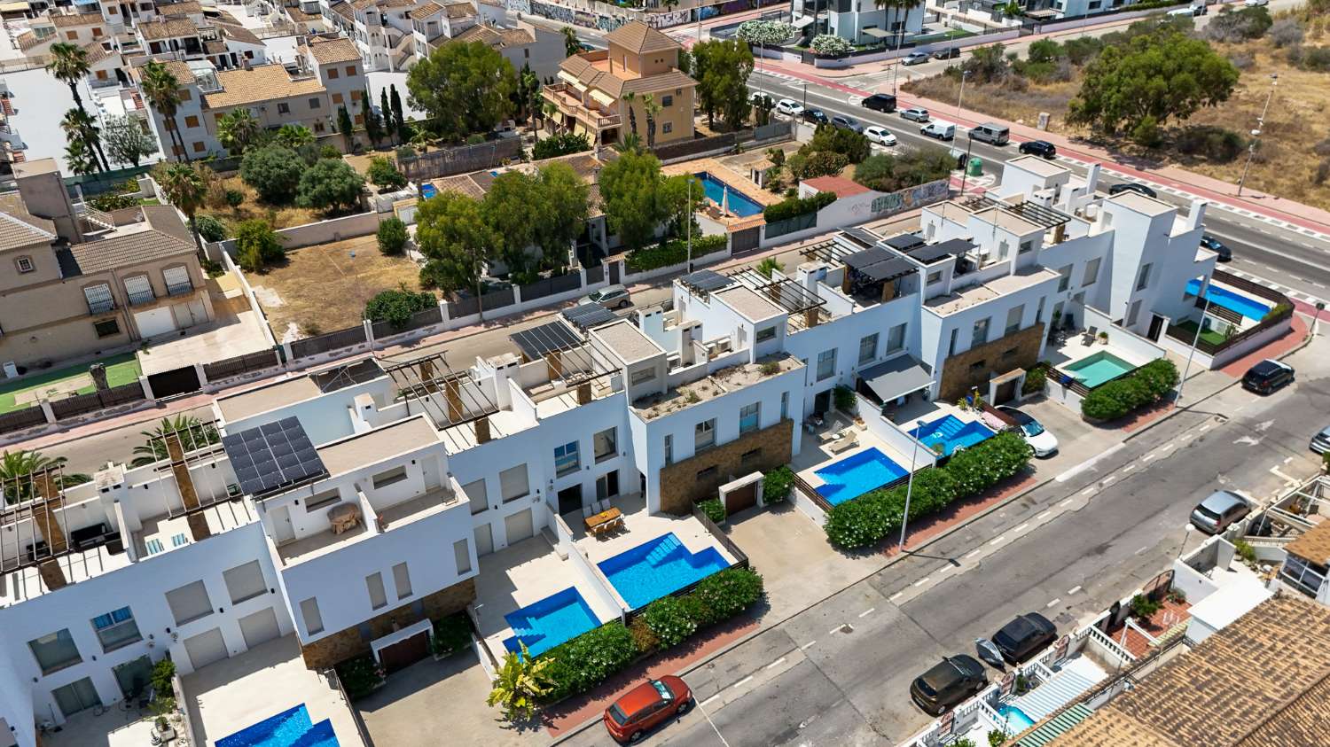 EXCLUSIVO ADOSADO CON PISCINA PRIVADA, SOLÁRIUM, 5 DORMITORIOS Y APARCAMIENTO EN AGUAS NUEVAS, A 1 KM DE LA PLAYA