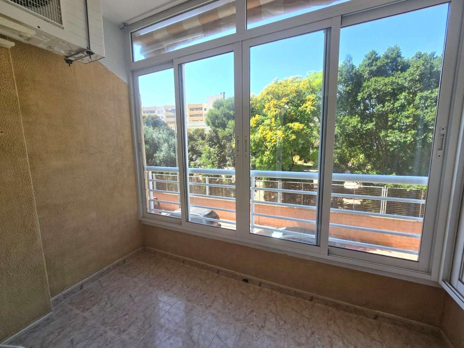 APARTAMENTO A 750 METROS DE LA PLAYA DEL CURA CON TERRAZA ACRISTALADA Y EXCELENTE UBICACIÓN
